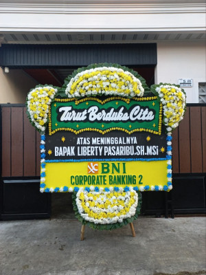 Papan Bunga Duka di Kadu Agung