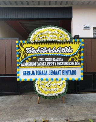 Papan Bunga Duka di Kadu Agung