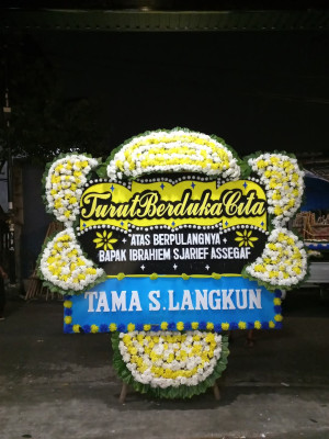 Papan Bunga Duka di Kadu Agung
