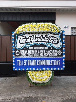 Papan Bunga Duka di Kadu Agung